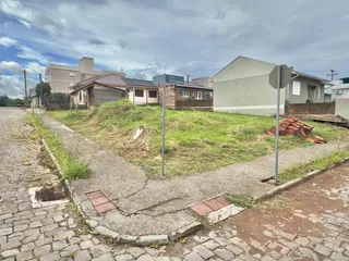 Fachada de uma residência em Lajeado, Brasil, mostrando o terreno e a rua adjacente.
