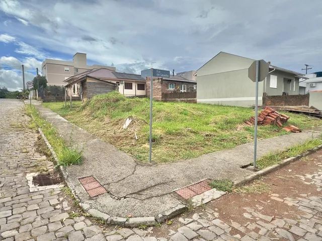 Fachada de uma residência em Lajeado, Brasil, mostrando o terreno e a rua adjacente.