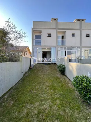 Fachada de um imóvel residencial em Lajeado, Brasil, com jardim frontal.