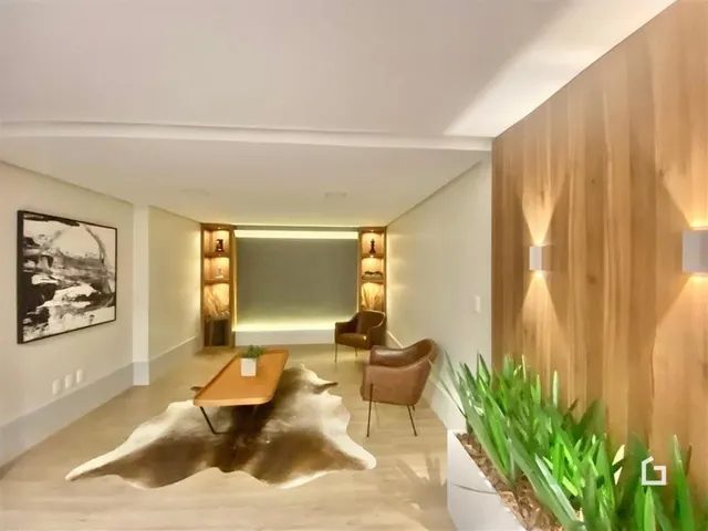 Ambiente interno de uma sala de estar com decoração moderna.