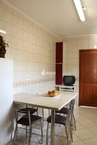 Parede interna com revestimento de cerâmica e porta de madeira em uma residência.