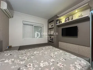 Quarto com cama e janela em um imóvel no Brasil.