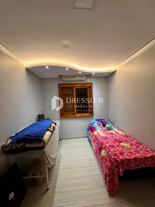 Quarto com cama e porta de madeira na sala.