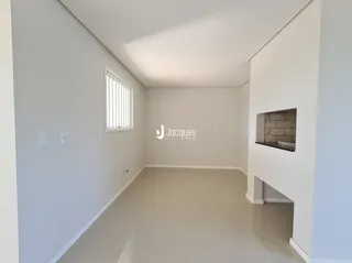Interior de um ambiente com paredes brancas e piso claro.