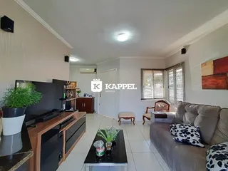 Sala de estar com sofá e móveis de madeira escura.