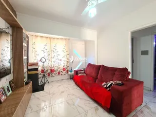 Sala de estar com sofá vermelho e piso de mármore claro.