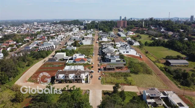 Vista aérea de uma propriedade em Lajeado, Brasil, mostrando áreas residenciais e terrenos adjacentes.