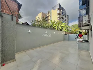 Área externa pavimentada de um imóvel em Lajeado.
