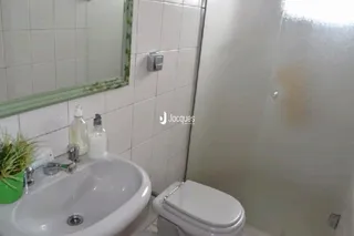 Foto de um banheiro com pia e vaso sanitário.