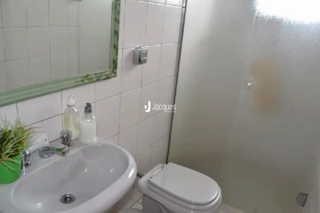 Foto de um banheiro com pia e vaso sanitário.