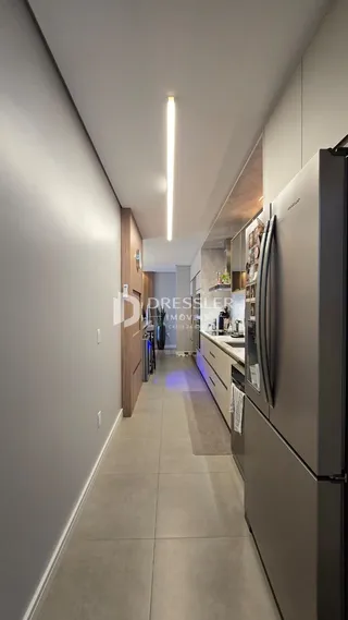 Corredor interno de um apartamento moderno em Lajeado.