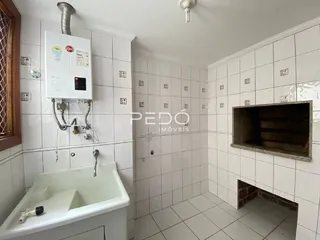 Foto de um banheiro com revestimento branco e banheira.