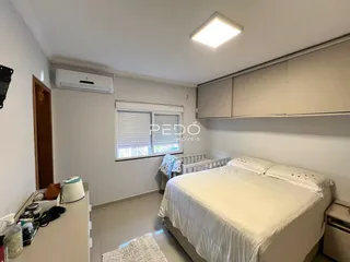 Quarto com cama e armários em um apartamento.