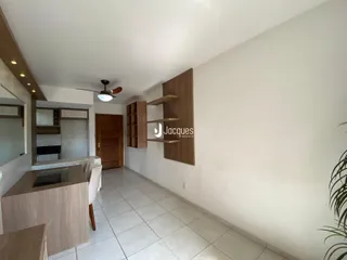 Ambiente interno com piso de cerâmica e estantes de madeira na sala.