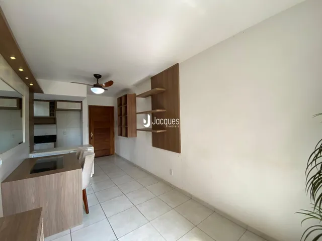 Ambiente interno com piso de cerâmica e estantes de madeira na sala.
