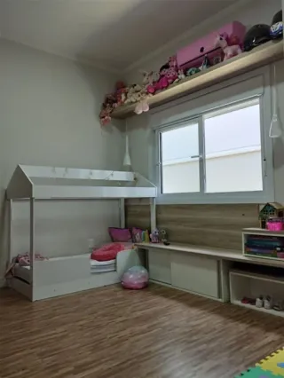 Foto de um quarto com cama branca e cabeceira de madeira.