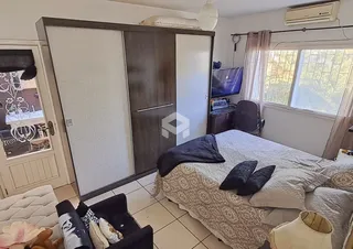 Quarto com cama e armários em madeira.
