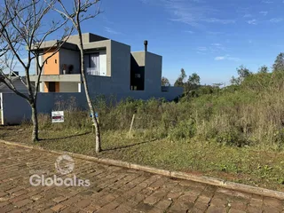 Fachada de uma casa moderna em Lajeado, Brasil, com vegetação ao redor.