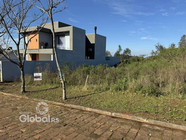 Fachada de uma casa moderna em Lajeado, Brasil, com vegetação ao redor.