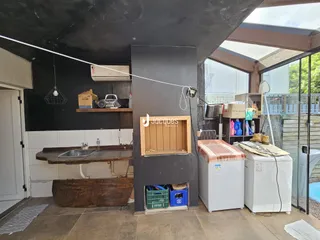 Foto de uma área de serviço com bancada e vista para o exterior.
