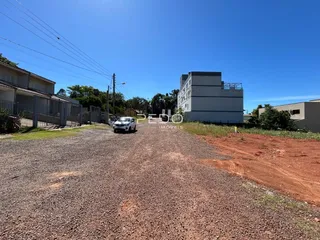 Vista externa de uma propriedade com terreno e edificações em Lajeado.