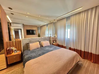 Quarto com cama grande e decoração moderna em um imóvel no Brasil.