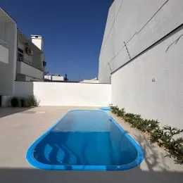 Uma foto de uma piscina externa em uma propriedade.