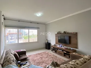 Sala de estar com vista para o exterior e móveis de estar.