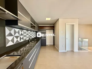 Esta é uma foto da cozinha com armários modernos e bancada de granito.