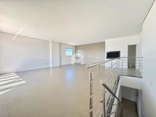 Sala de estar ampla com piso de cerâmica e escadaria.