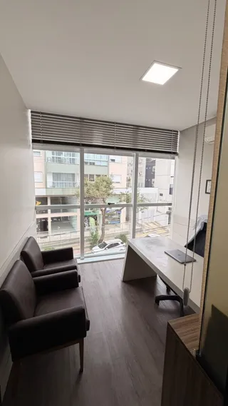 Sala de estar com vista para o exterior em um imóvel em Lajeado.