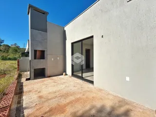 Fachada externa de uma residência em Lajeado, Brasil, com área externa de concreto.