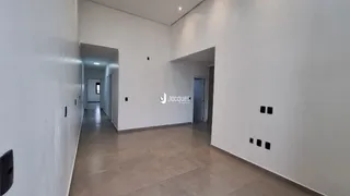 Corredor interno de uma residência moderna em Lajeado.