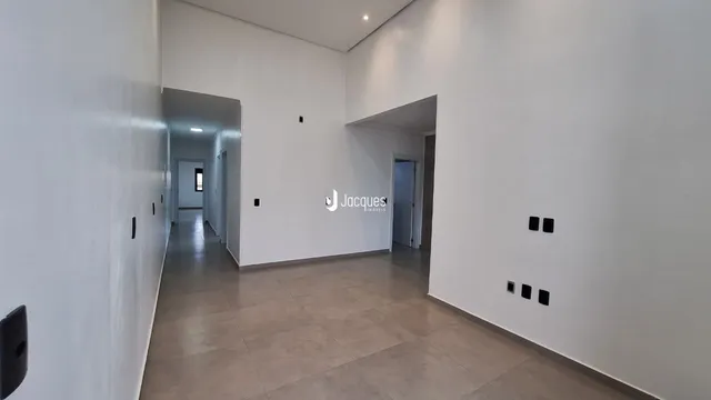 Corredor interno de uma residência moderna em Lajeado.