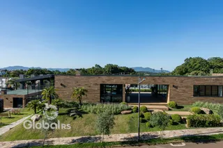 Fachada moderna de uma residência em Lajeado, Brasil, com jardim frontal.