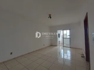 Ambiente interno de uma sala com piso de cerâmica clara.
