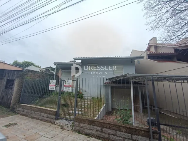 Fachada de uma residência em Lajeado, Brasil, com cerca e sinalização.