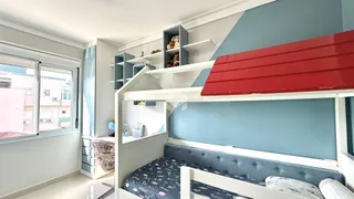 Quarto com janela de vista para o mar e cabeceira de madeira