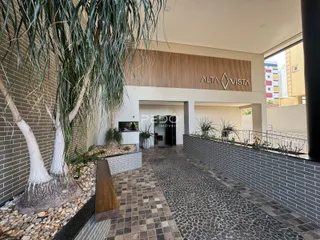 Vista da entrada de um imóvel em Lajeado, Brasil, com paisagismo e piso de tijolos.