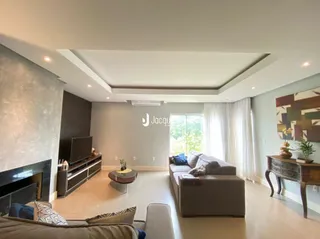 Sala de estar com lareira e janela iluminada.