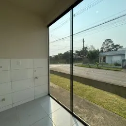 Vista de uma área externa através de uma porta de vidro.