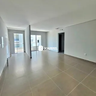 Corredor interno com paredes brancas e piso claro.