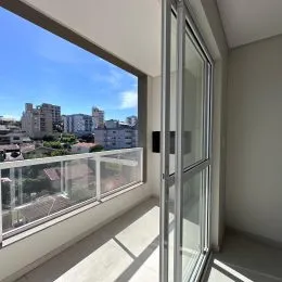 Vista da cidade de Lajeado vista através de uma grande janela.