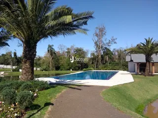 Vista externa de uma piscina e jardim em Lajeado, Brasil.