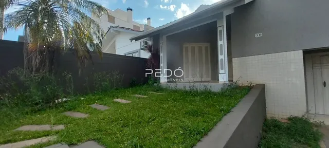 Fachada de uma casa com jardim gramado.