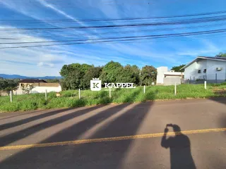 Foto da fachada de uma residência em Lajeado, Brasil, mostrando o entorno com vegetação e uma estrada.