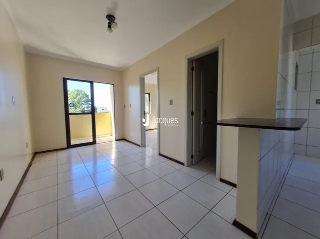 Vista interna de um ambiente com piso de cerâmica e paredes claras.