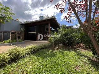 Fachada de uma casa em Lajeado, Brasil, com jardim frontal.