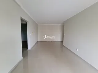 Vista de um corredor interno de uma residência moderna.