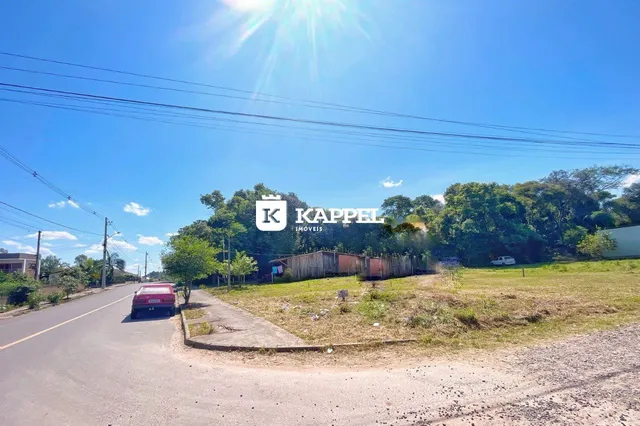 Vista externa de uma estrada rural com vegetação e cerca em Lajeado, Brasil.